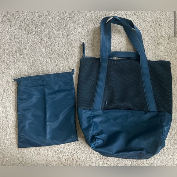 🍋 Lululemon EUC Hot Mesh Tote (30L) in Jaded - Picture 4 of 10